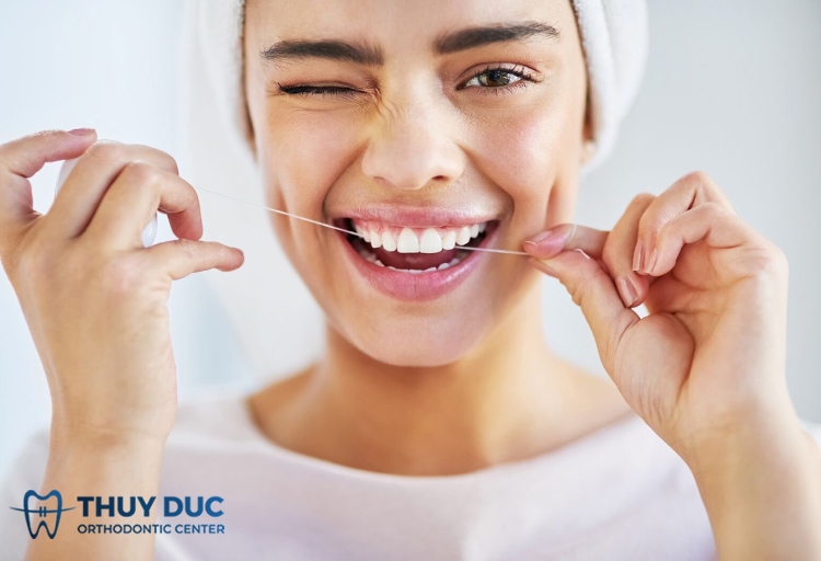 Dùng chỉ nha khoa giúp làm sạch răng