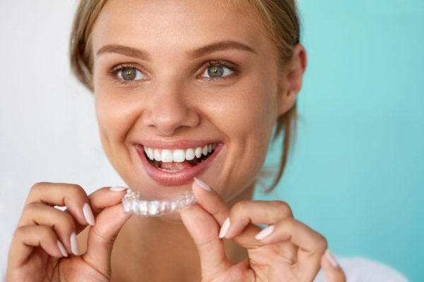Niềng răng Invisalign có đau không?