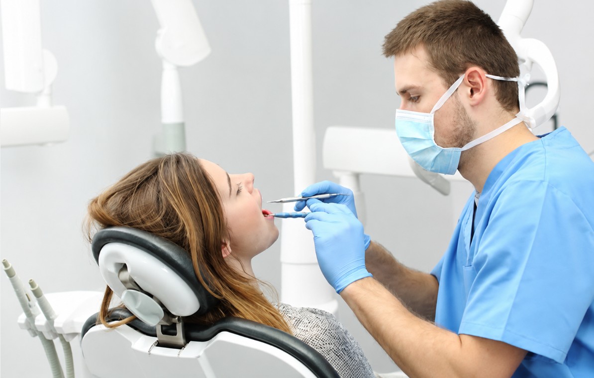 Chi phí niềng mắc cài sứ tự buộc